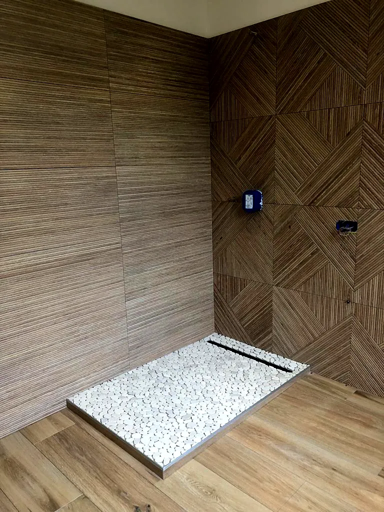 Douche au receveur galets et caniveau