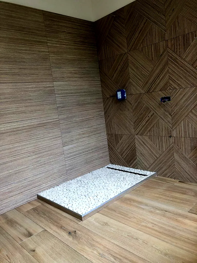 Mur en carrelage effet bois à chevrons