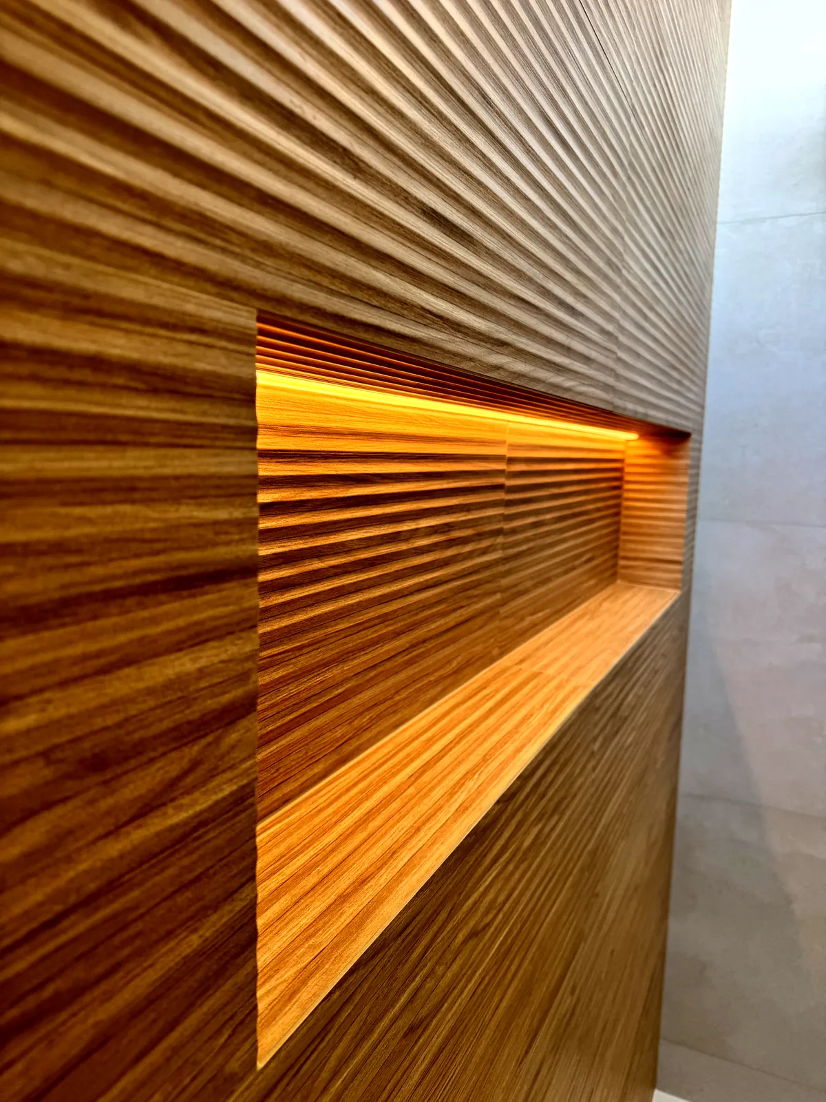 Niche LED encastrée dans le mur bois rainuré