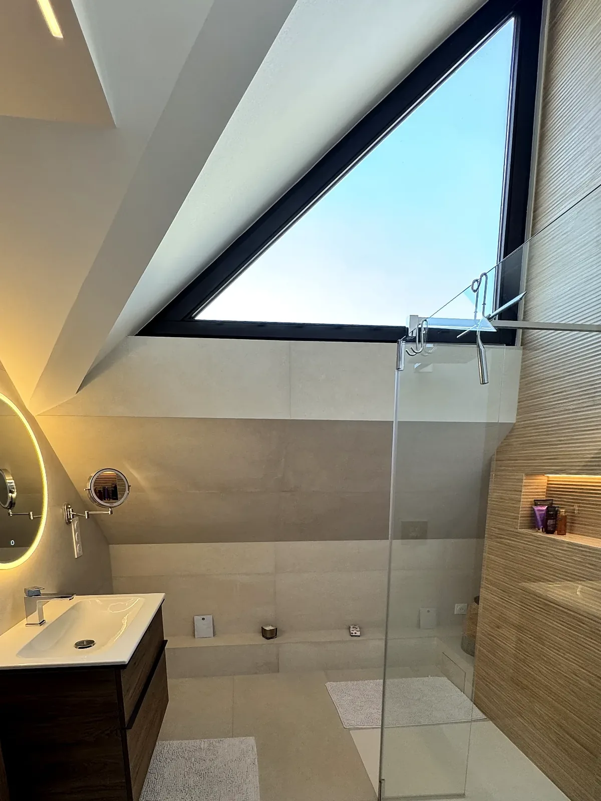 Après travaux : la même vue, salle d'eau terminée