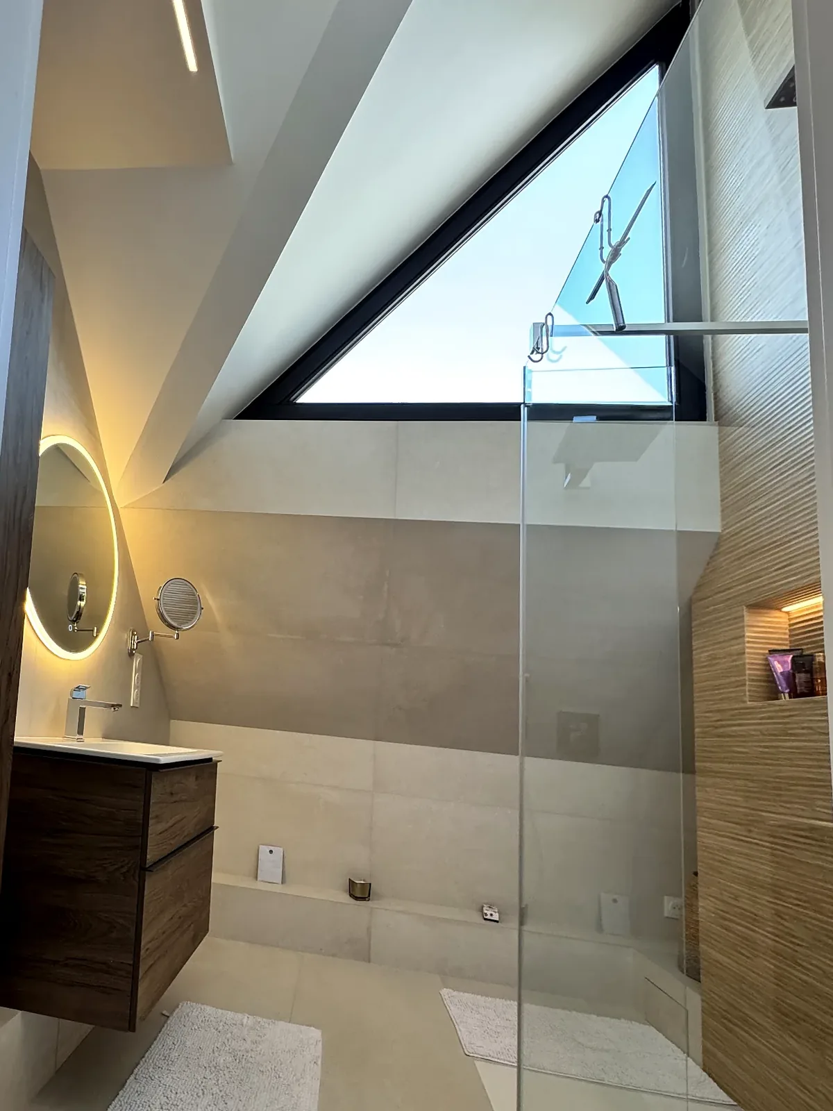 Après travaux : salle d'eau terminée, meuble vasque, miroir rétroéclairé, douche à l'italienne