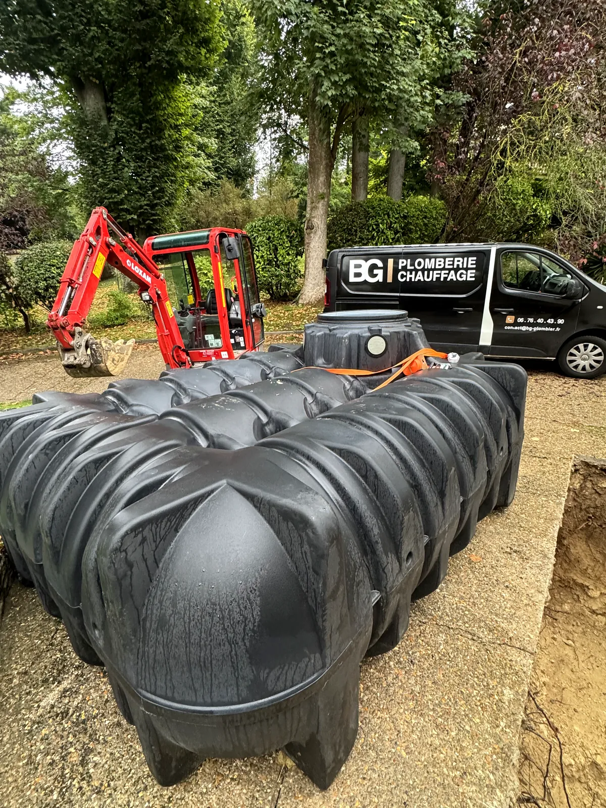 Cuve de récupération d'eau de pluie livrée sur le chantier, camionnette BG et mini-pelle