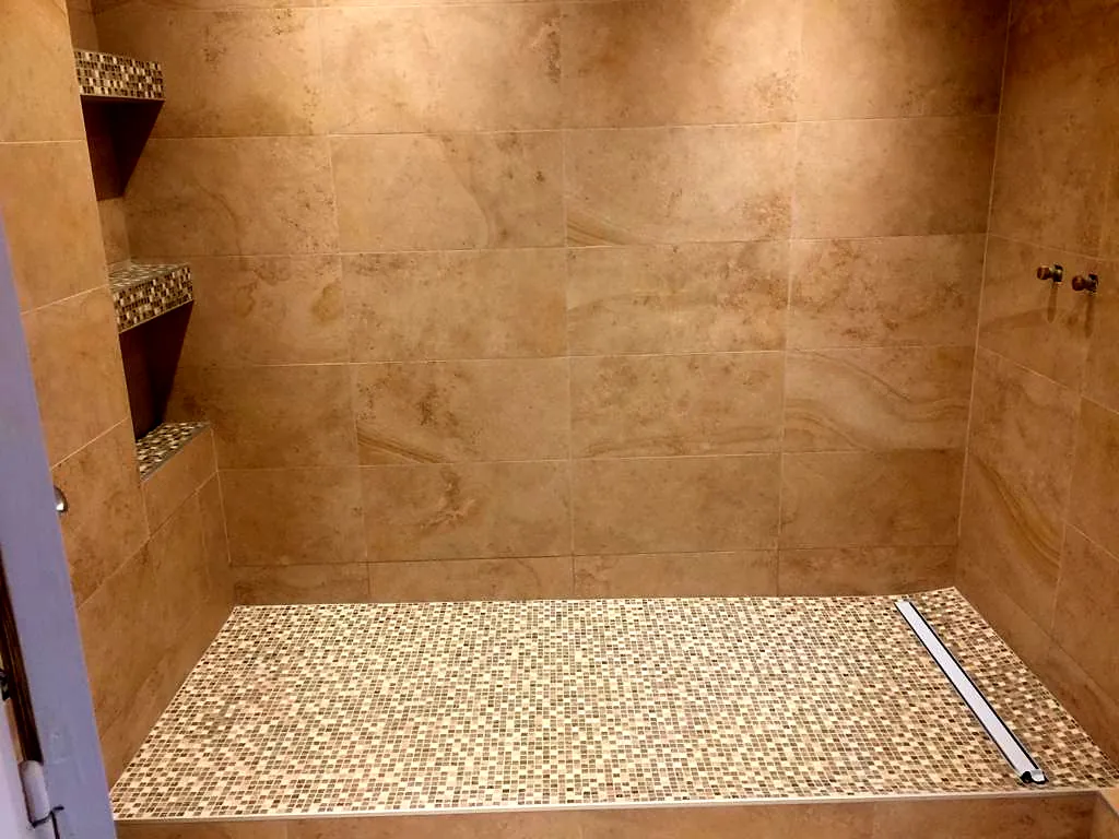 Douche à l'italienne avec receveur mosaïque et niches