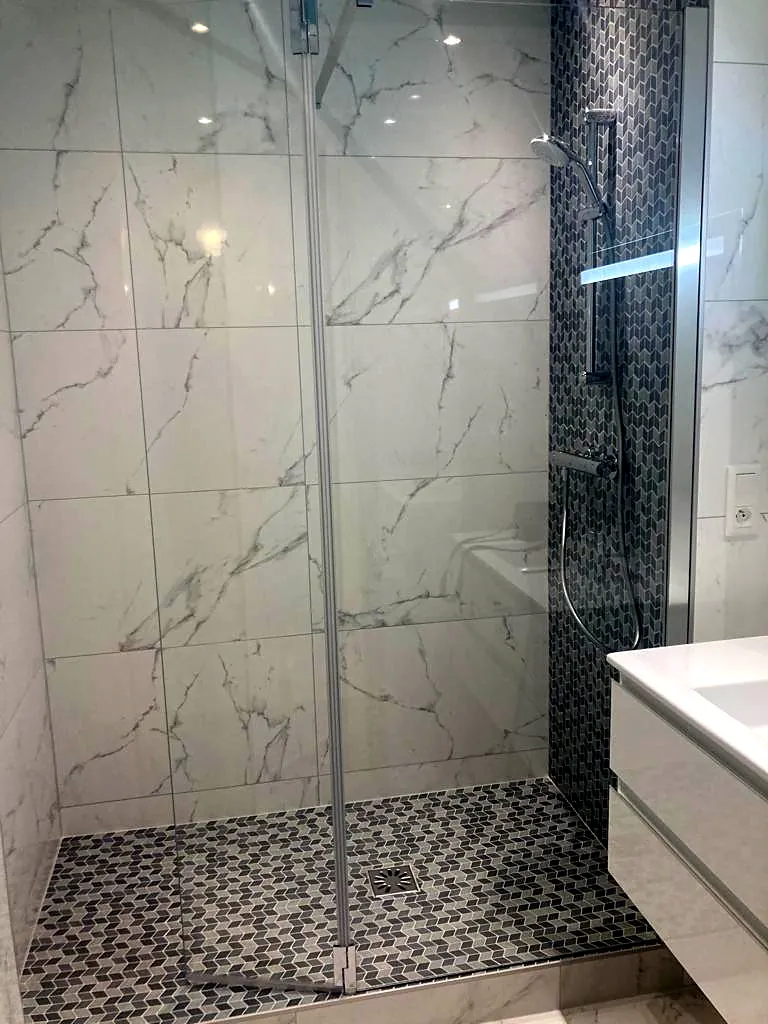 Douche en carrelage effet marbre et receveur mosaïque