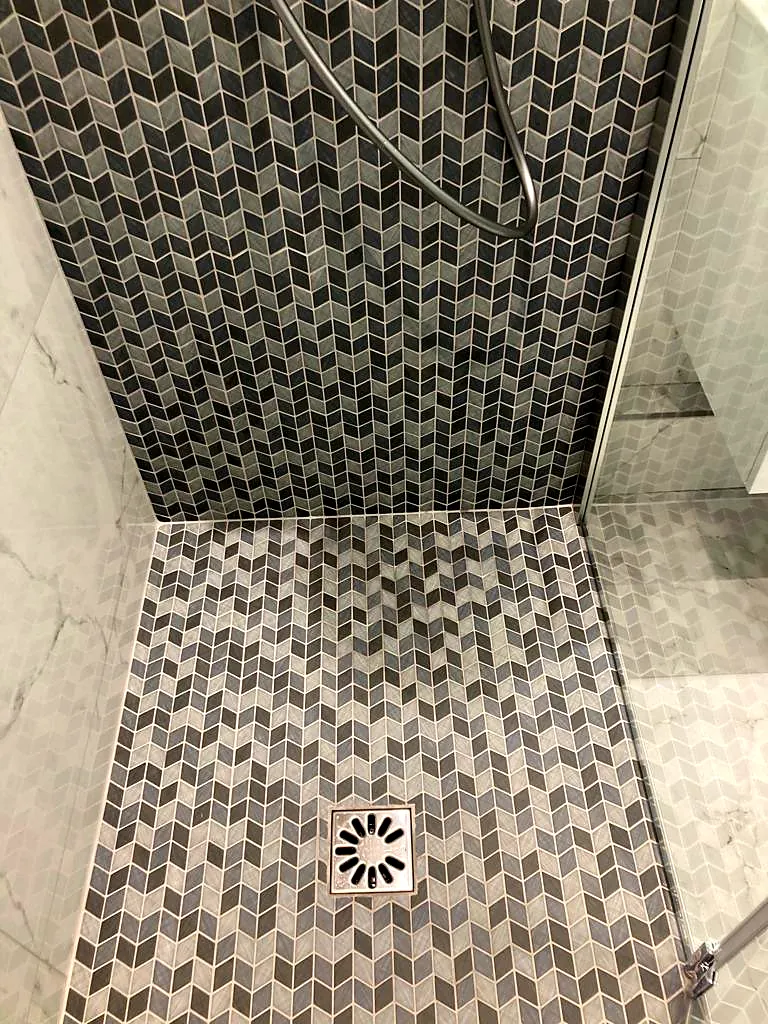 Douche en mosaïque à chevrons