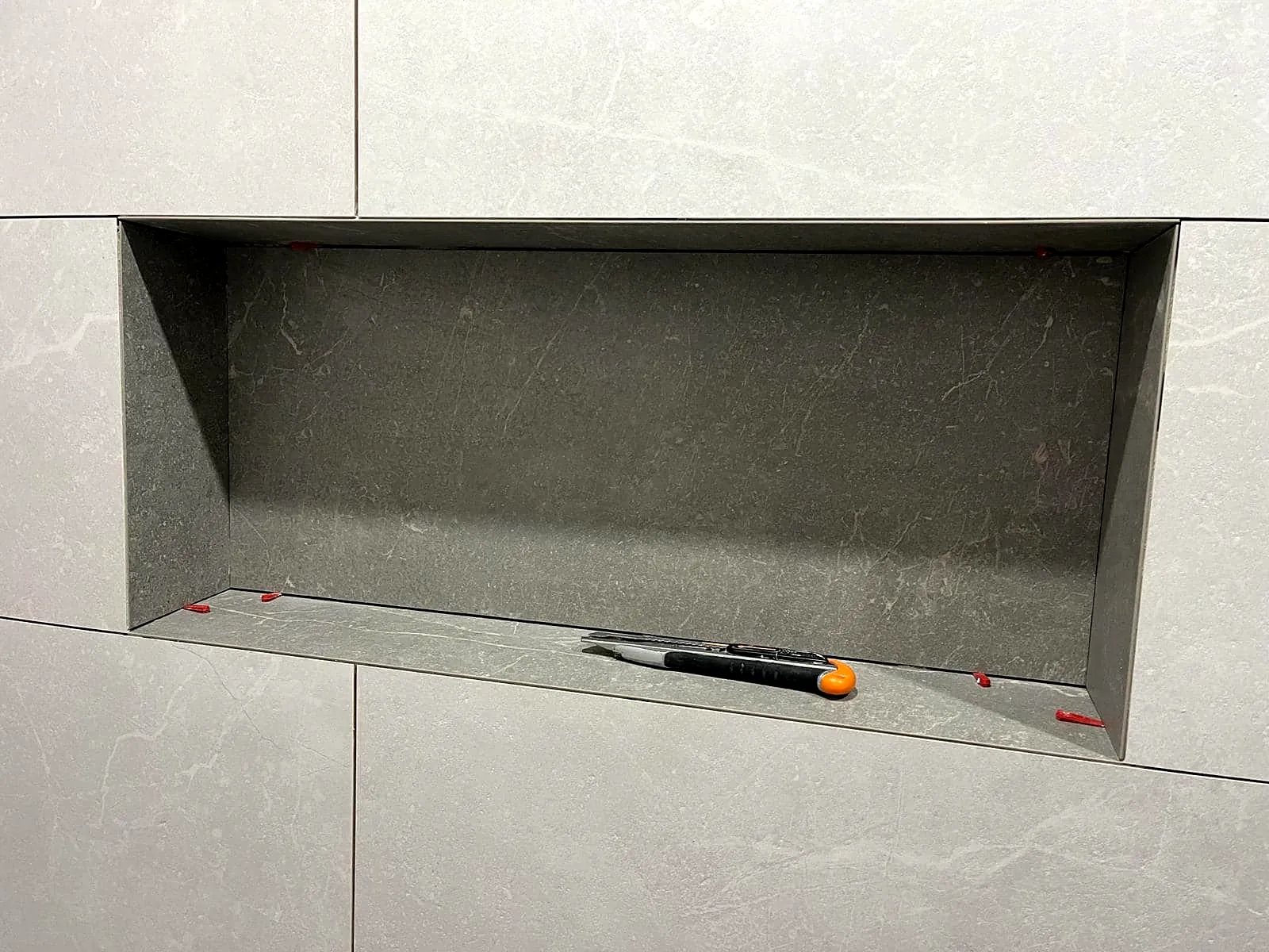 Niche encastrée en cours de finition