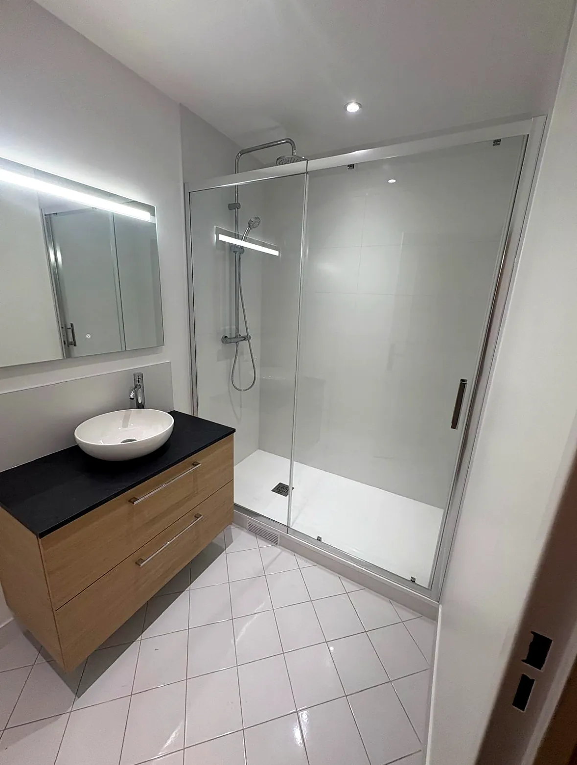 Douche avec paroi coulissante et meuble vasque bois