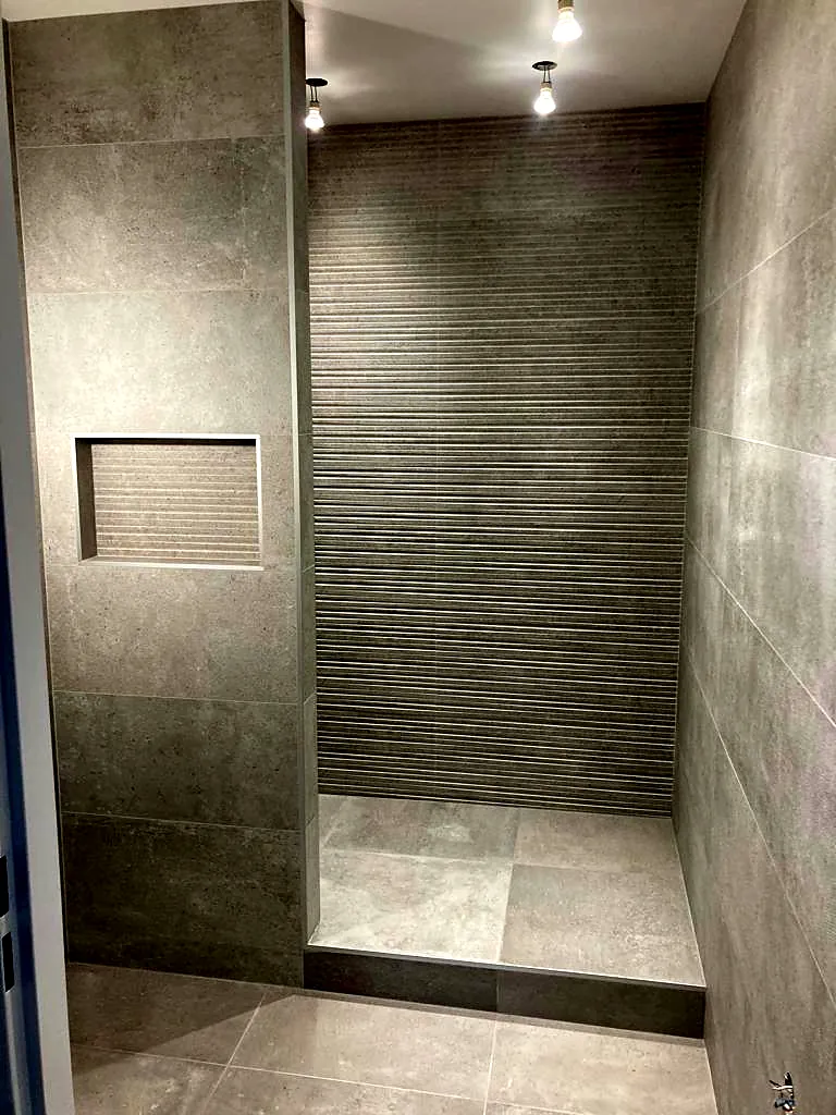 Douche à l'italienne en carrelage gris grand format