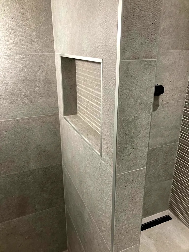 Niche encastrée dans le carrelage