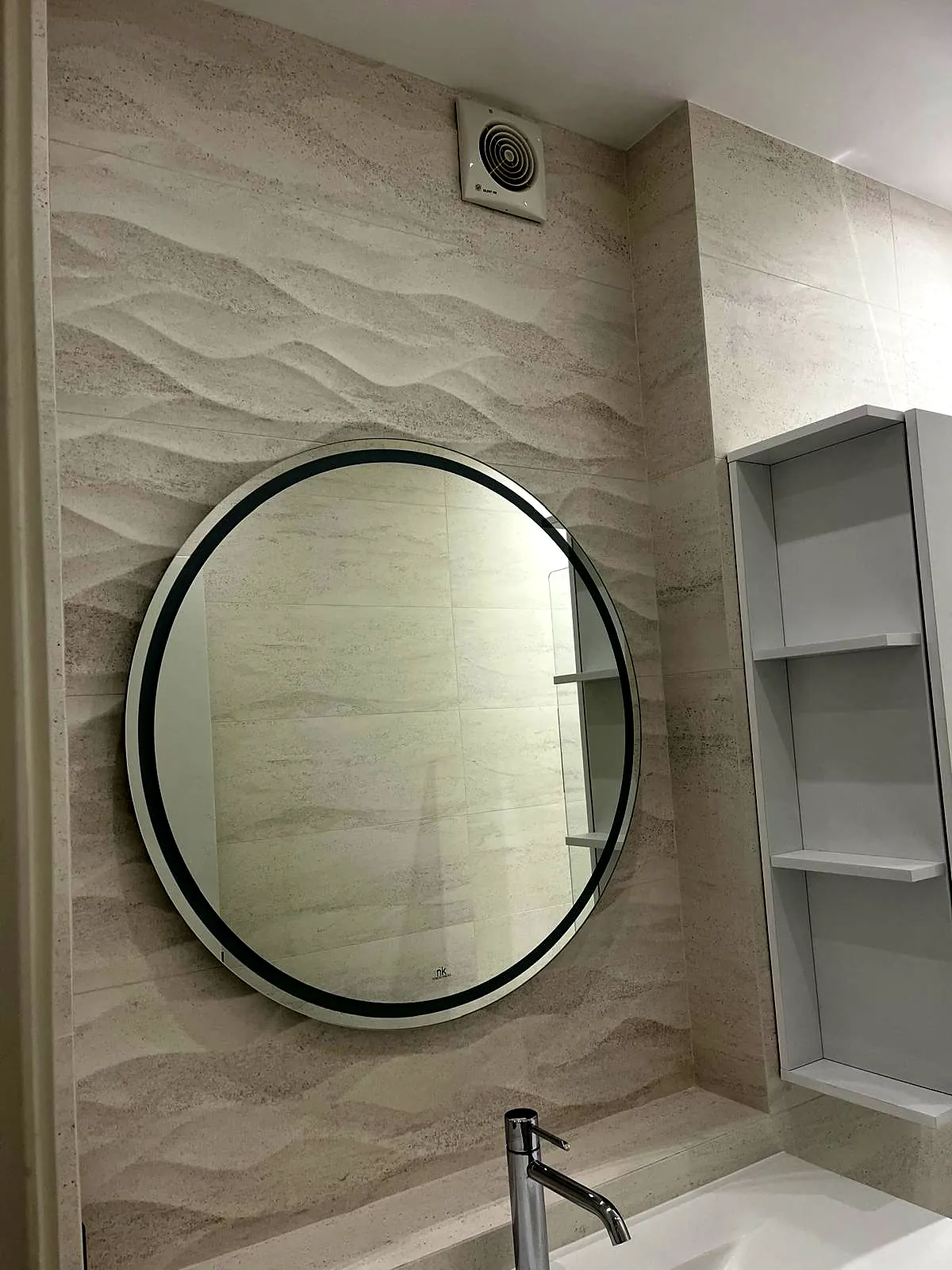 Miroir rond rétroéclairé et étagères