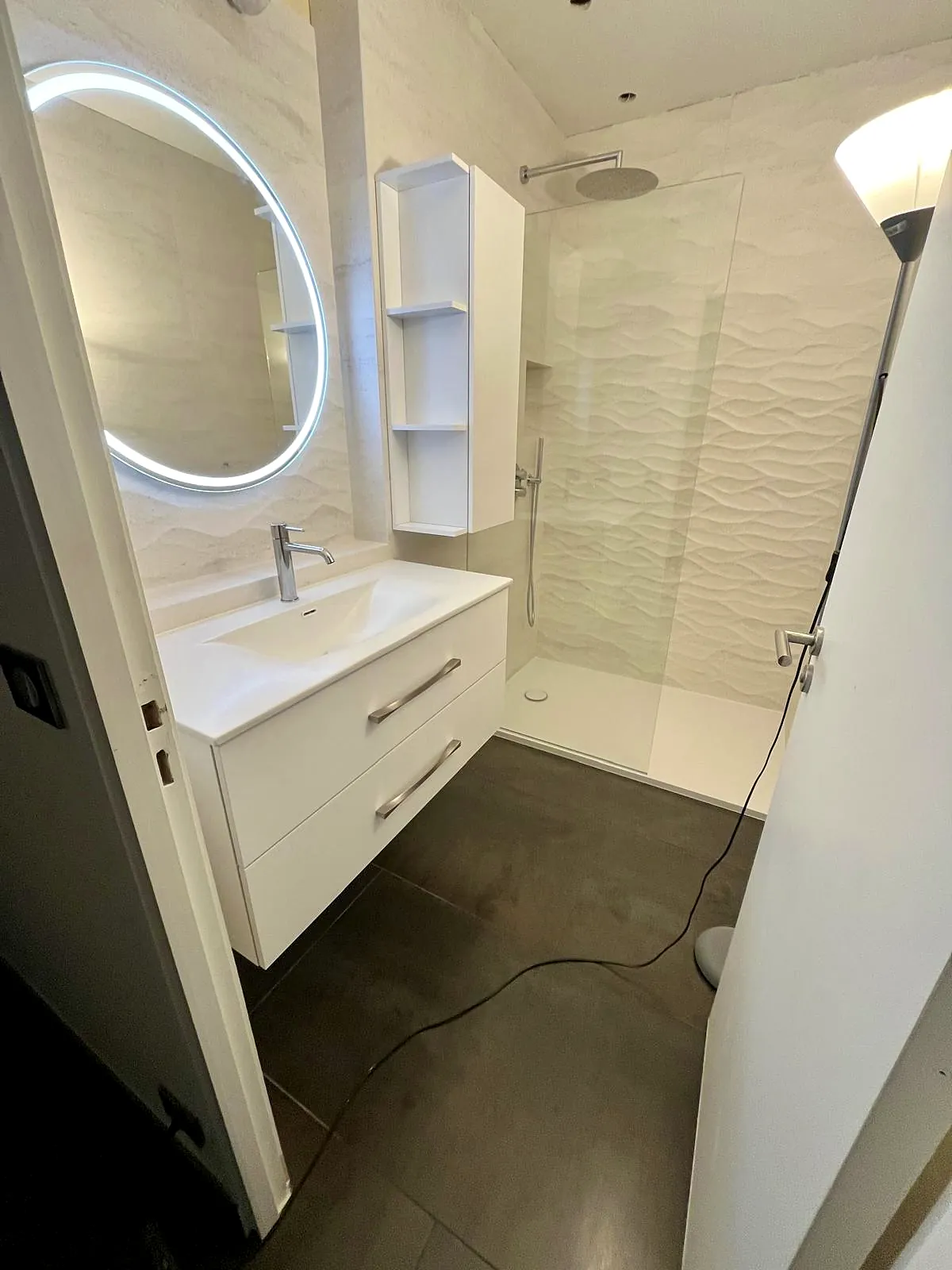 Salle de bains terminée vue depuis la porte