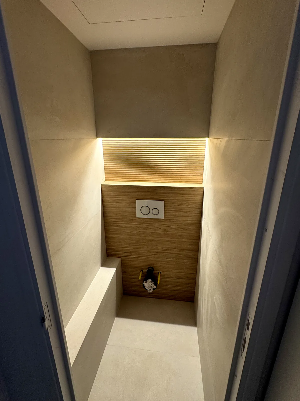 WC en niche : carrelage effet bois et éclairage intégré