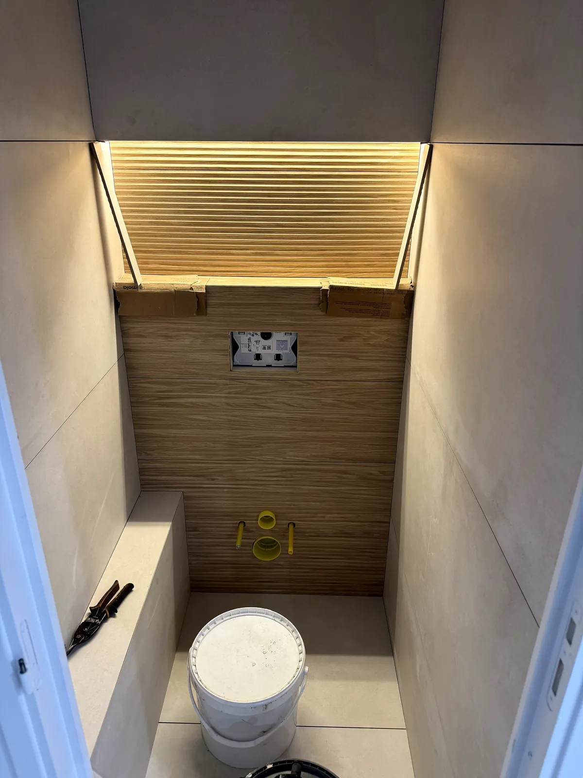 Bandeau lumineux au-dessus du mur effet bois