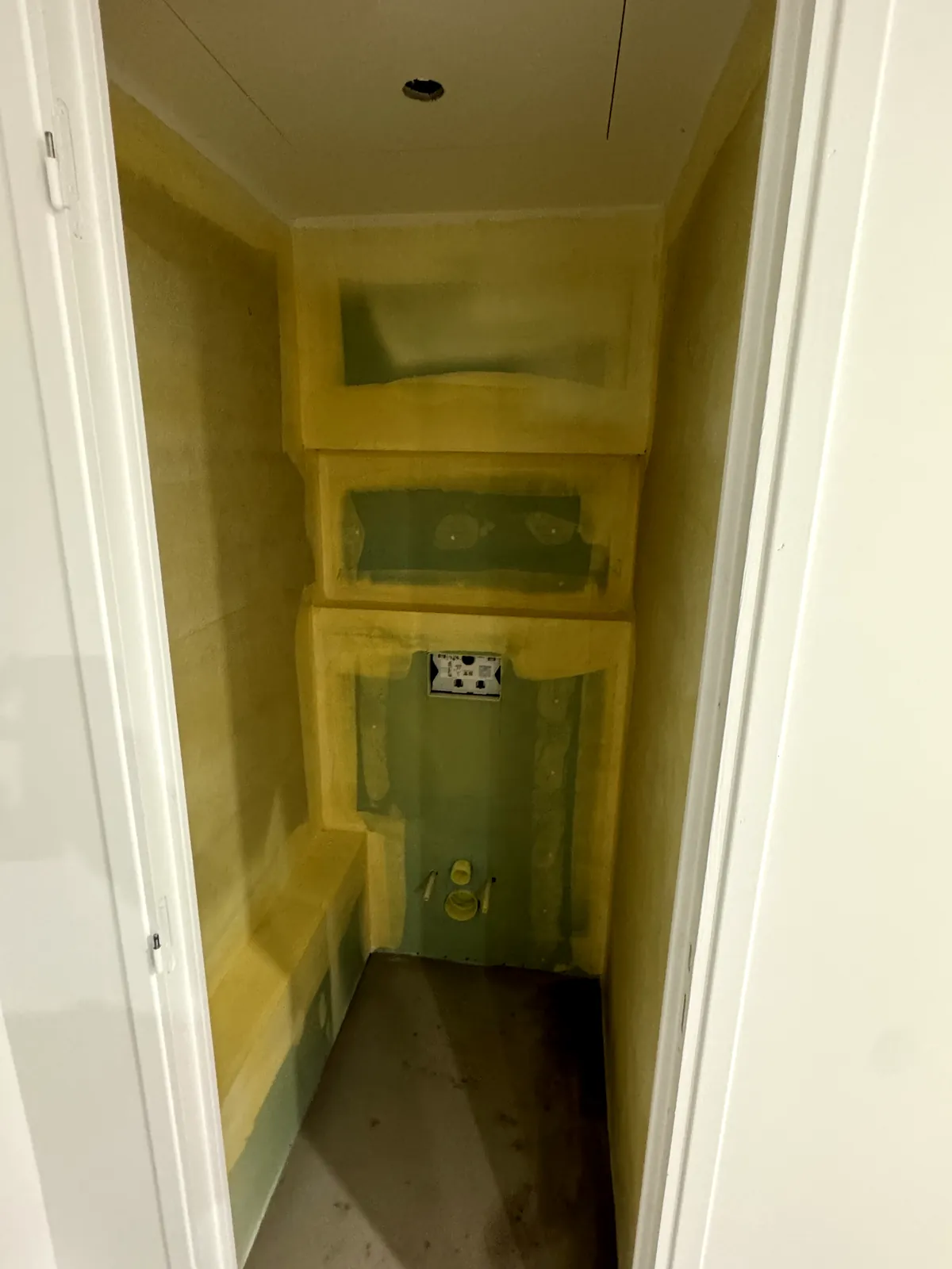 Avant carrelage : étanchéité et bâti-support en place