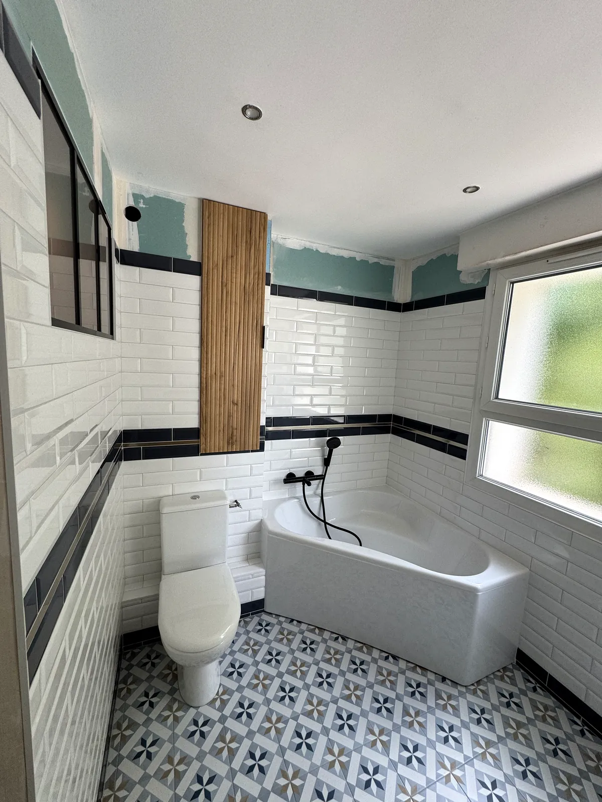 Vue d'ensemble : baignoire, WC et carreaux de ciment