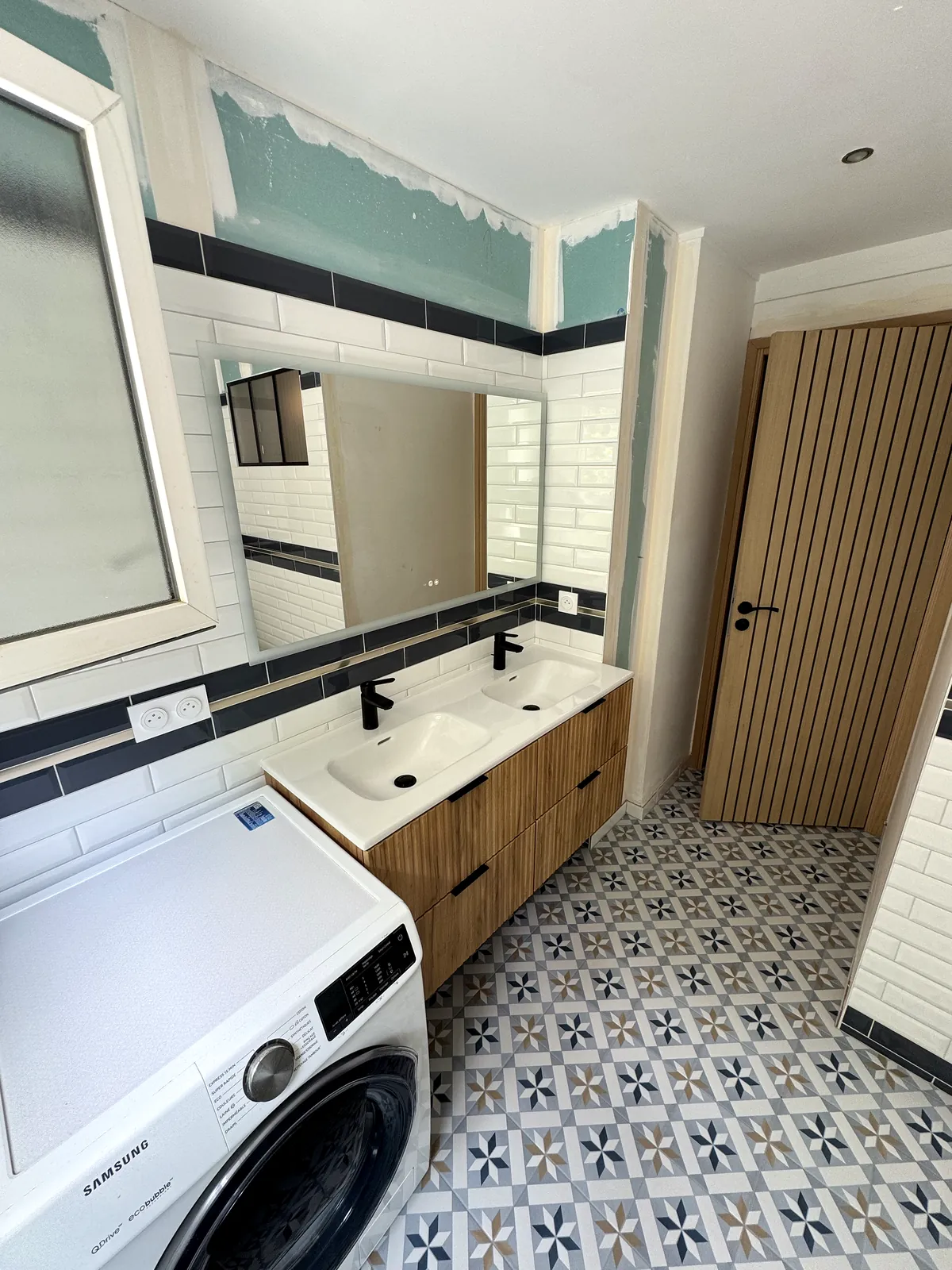 Double vasque sur meuble bois cannelé et lave-linge intégré