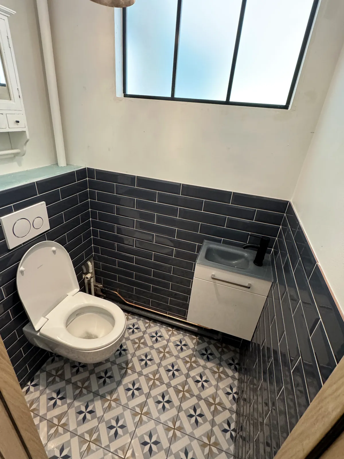 WC sous la fenêtre d'atelier