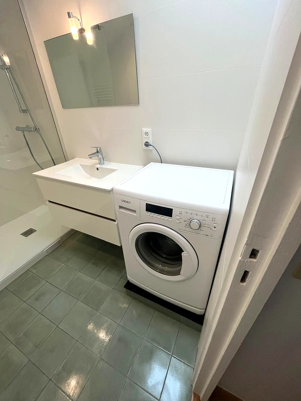 Lave-linge intégré à côté du meuble vasque