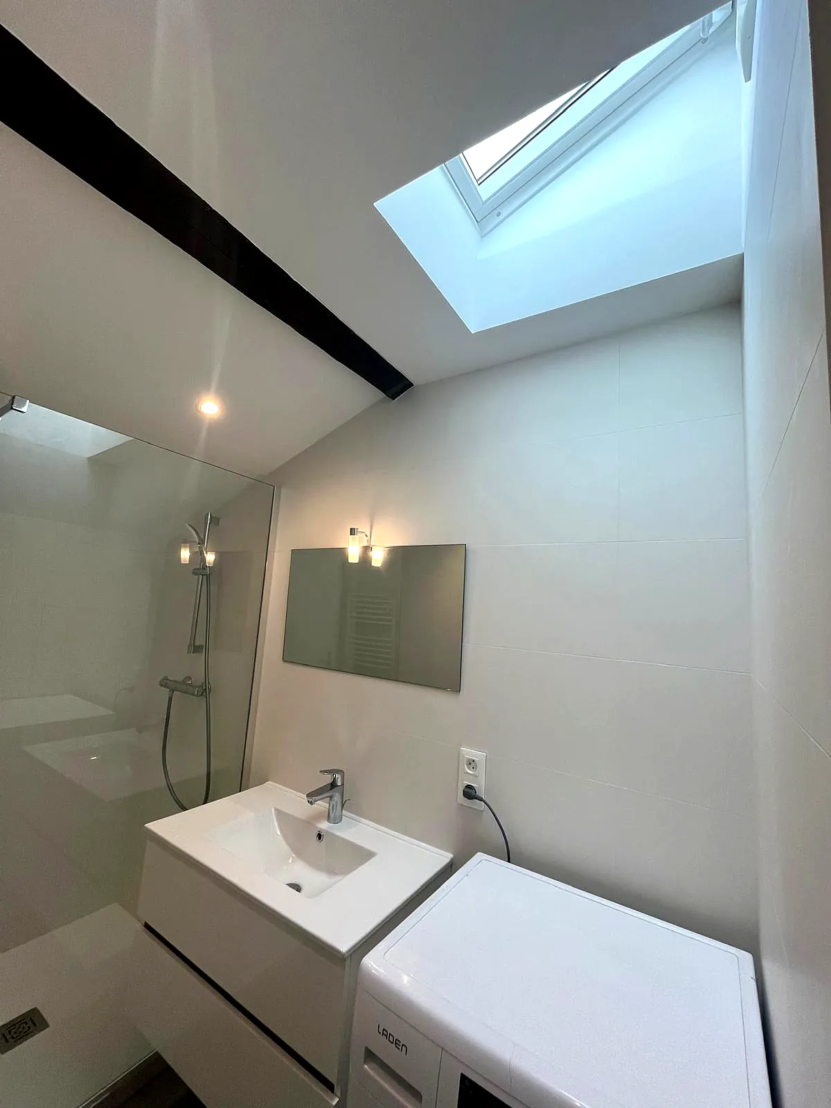 Vasque et miroir sous le rampant