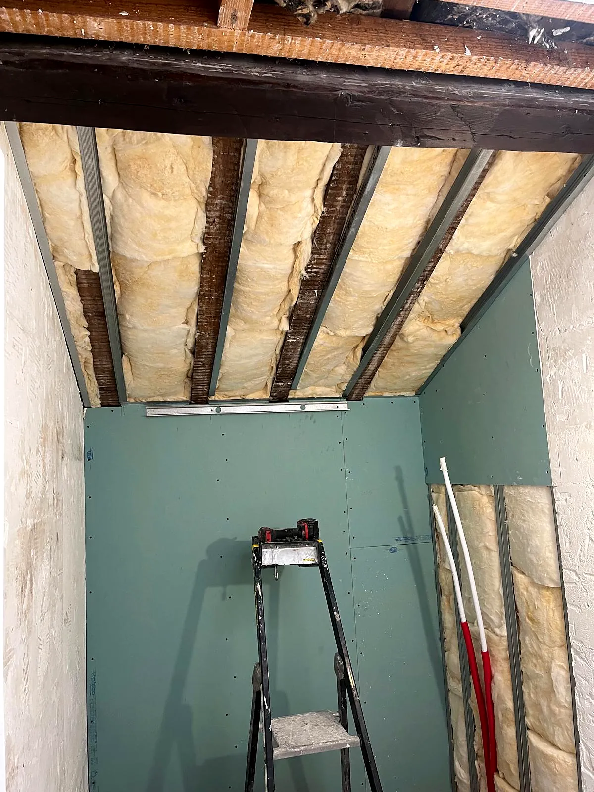 Isolation et plaques hydrofuges sous toiture