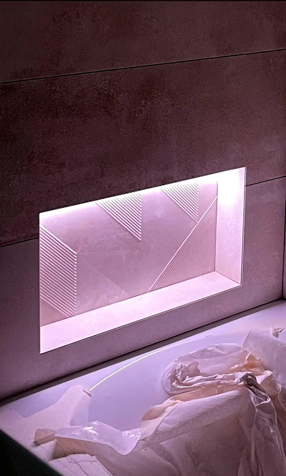 Niche rétroéclairée au-dessus de la baignoire