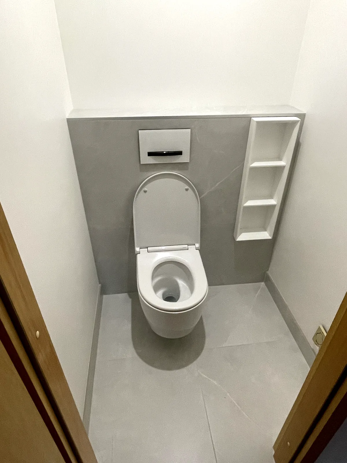 WC suspendu, coffrage grand format et niche de rangement