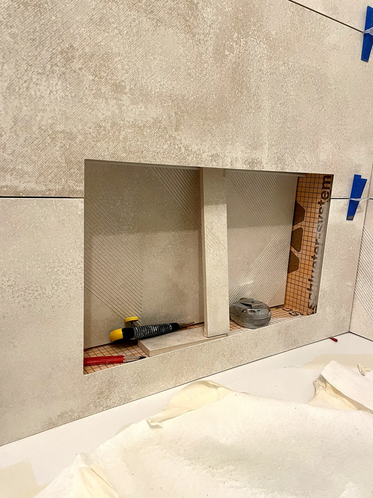 Ossature de la niche au-dessus de la baignoire