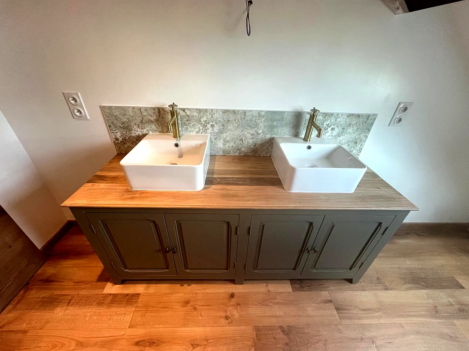 Meuble double vasque, plan en bois et robinetterie laiton