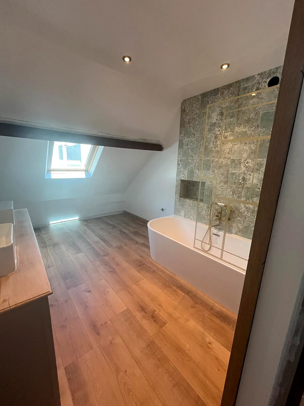 Baignoire et poutre apparente sous le rampant