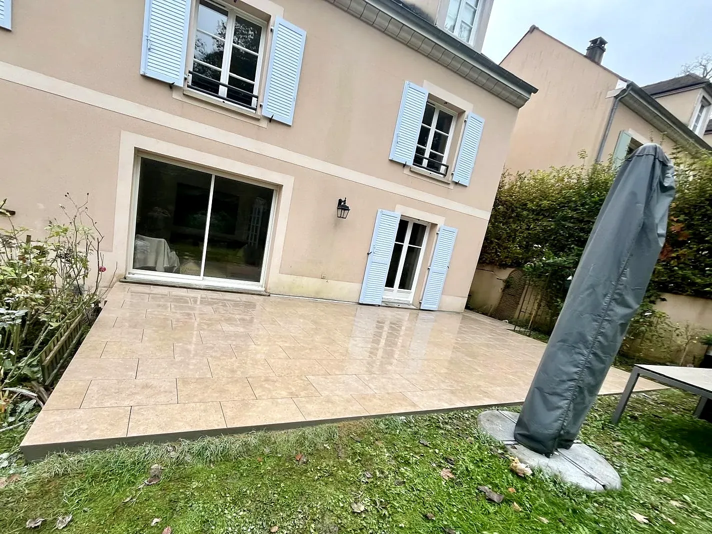 Terrasse terminée vue depuis le jardin
