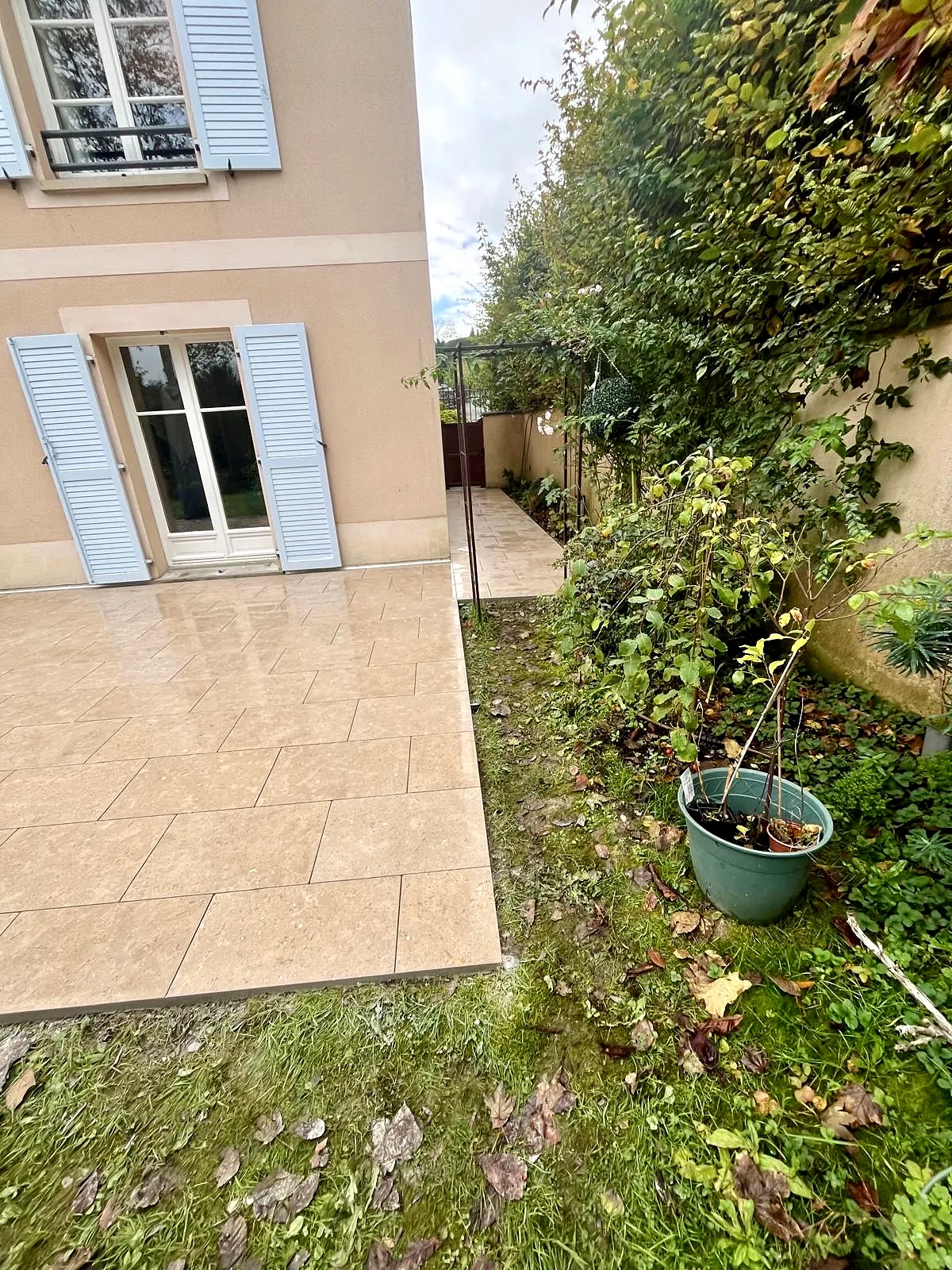 Angle de la maison et raccord terrasse / allée