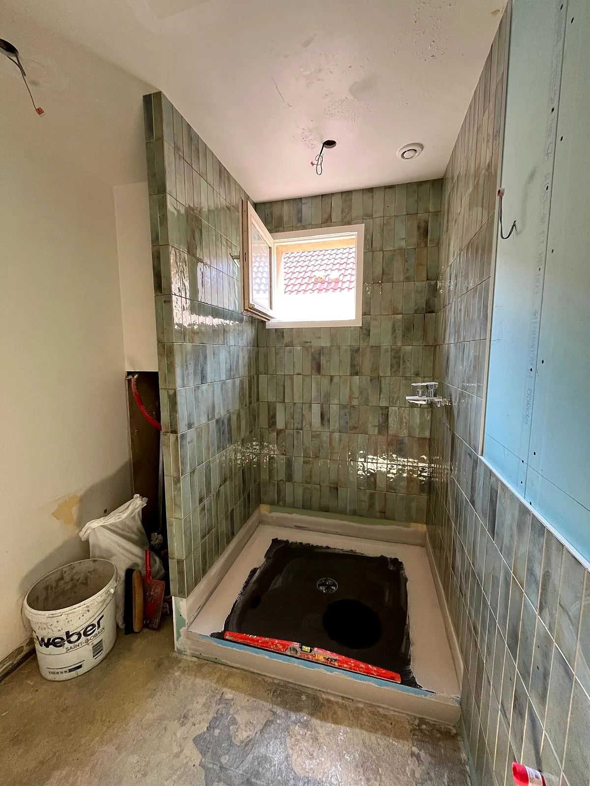En cours de chantier : pose du zellige autour du receveur