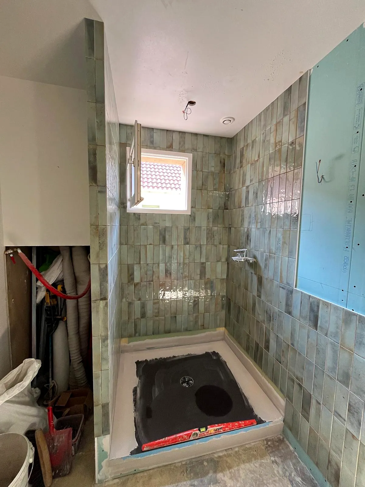 En cours de chantier : zellige posé jusqu'au plafond, receveur en attente