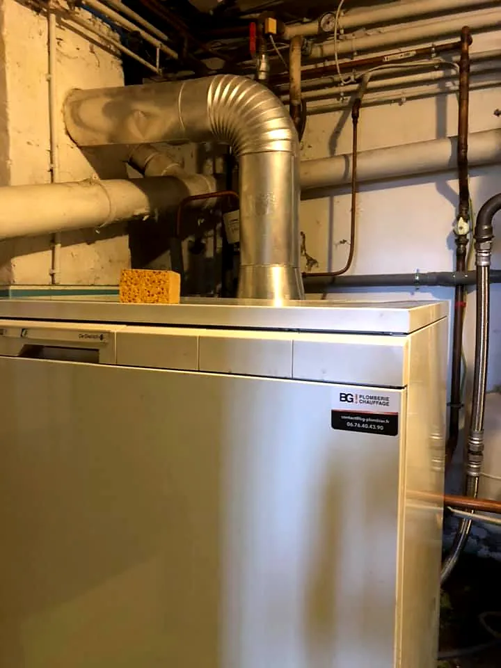 Chaudière au sol avec conduit de fumée raccordé en chaufferie