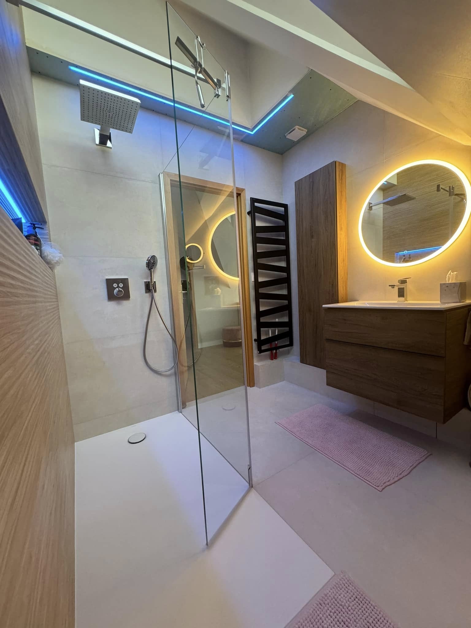 Salle de bains terminée — vue d'ensemble douche italienne, miroir rétroéclairé, meuble vasque