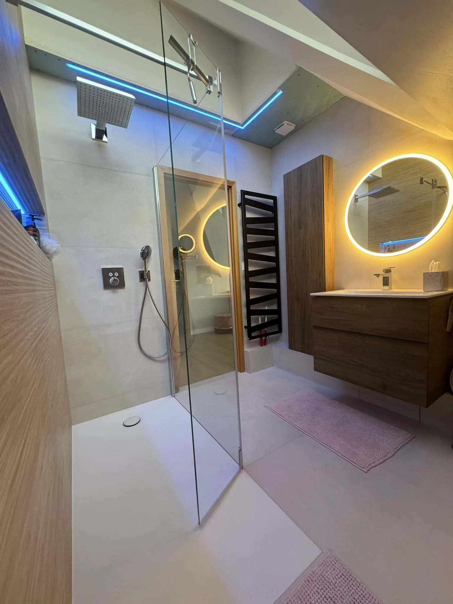 Salle de bains après rénovation — douche italienne sous combles