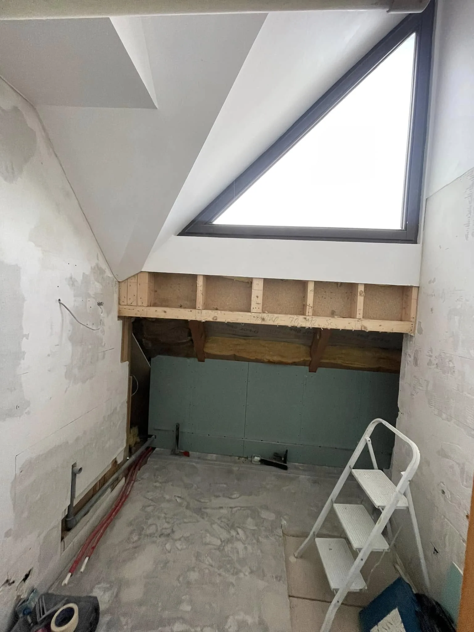 Salle de bains avant rénovation — état brut sous combles