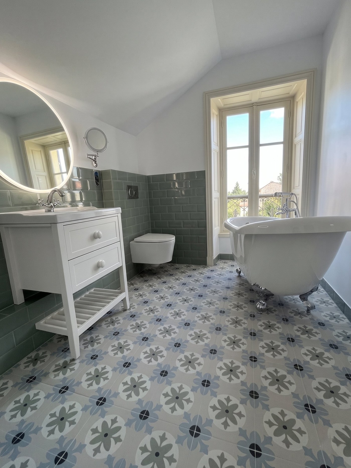 Salle de bains rénovée — baignoire îlot, carreaux de ciment et faïence verte